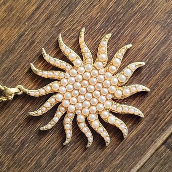 Sun pendant necklace - Picture 3 of 5